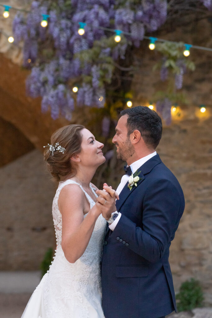 Première danse des mariés, en extérieur dans un magnifique domaine en Provence
