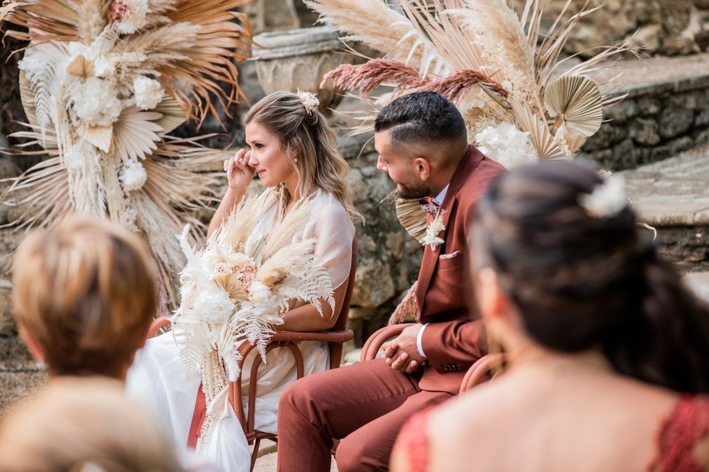 Moment émotion durant une cérémonie laïque d'un Mariage en provence