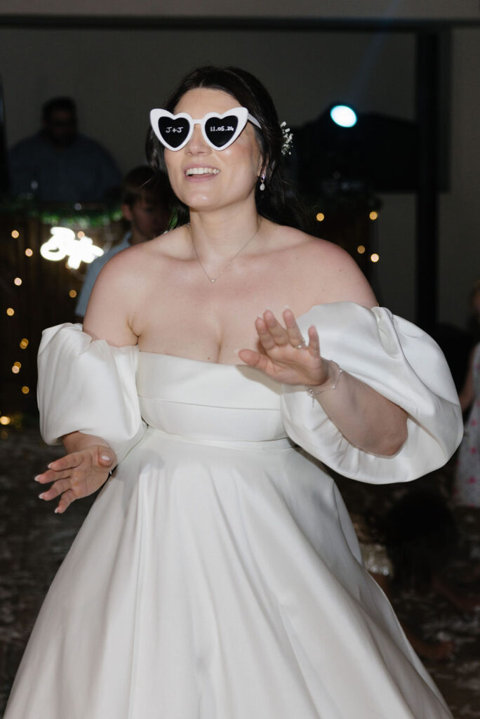 La mariée sereine qui danse à son mariage dans le sud de la France