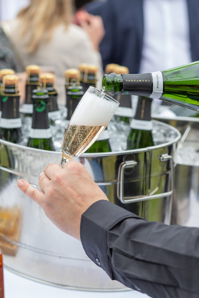 Du Champagne durant le vin d'honneur pour un Mariage en Provence