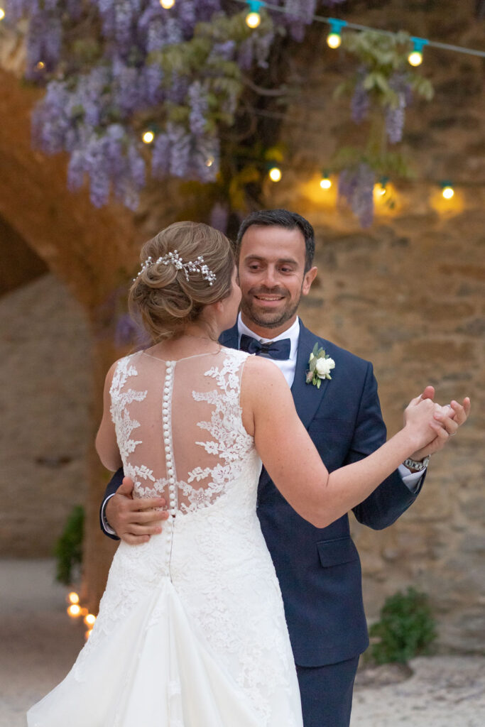 La première danse des Mariés en extérieur en Provence. Mariage organisé par une wedding planner, organisatrice de mariage élégants et festif en provence, paca